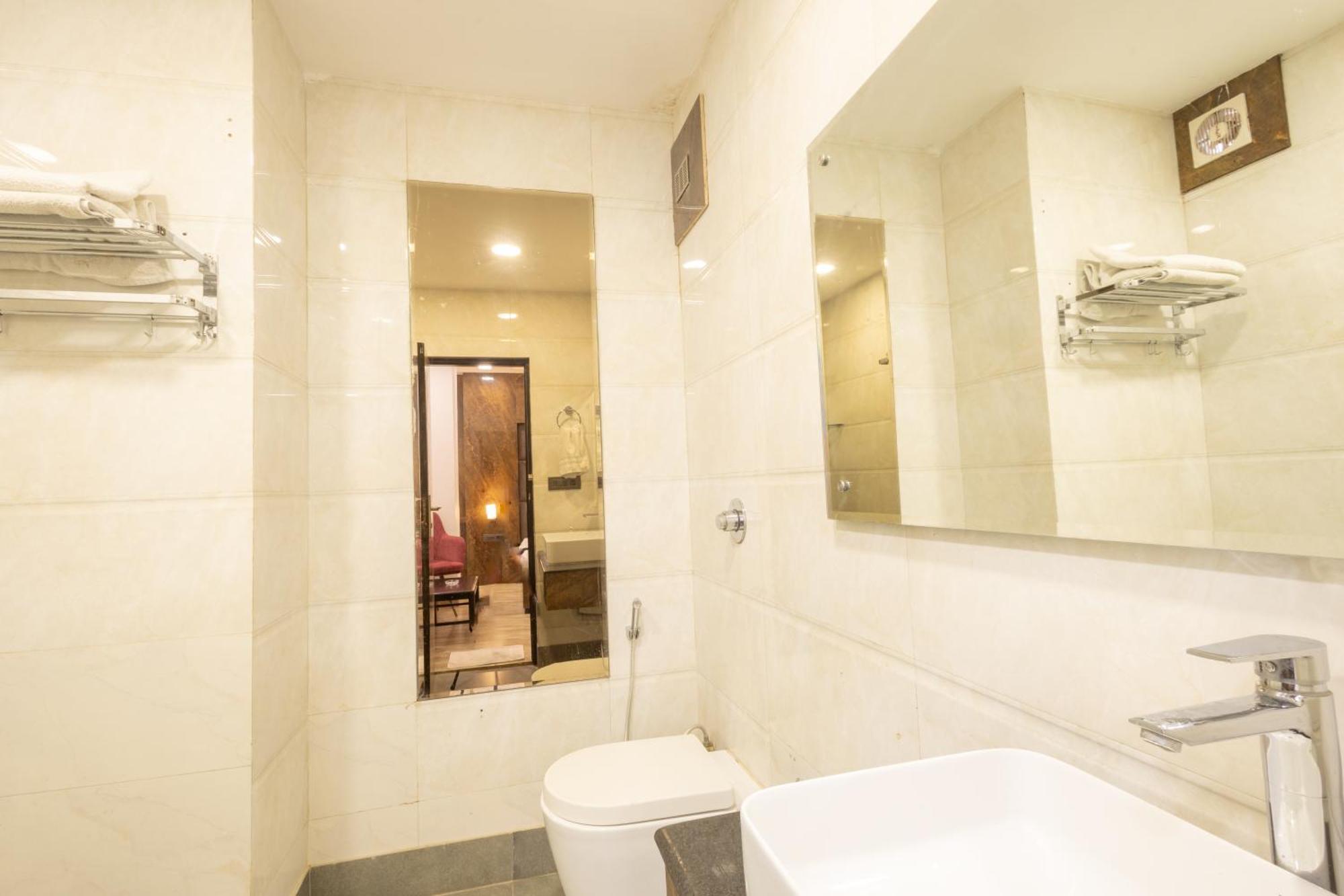 Hotel Cosmo Near Blk Hospital Karol Bagh Deli Exterior foto